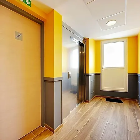 Hotel With Rooftop Access - 4p - Vanves